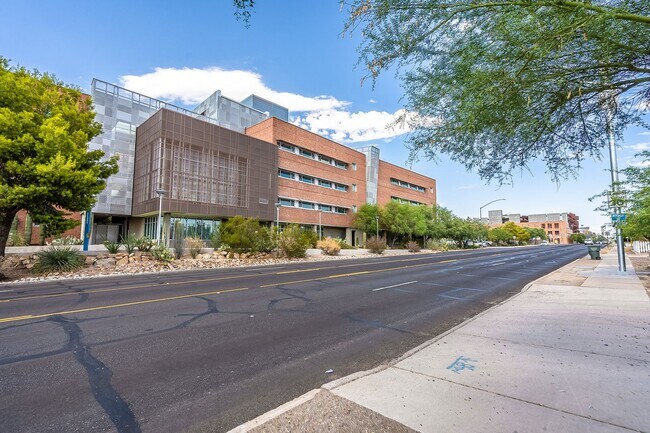 Building Photo - 808 E 6th St