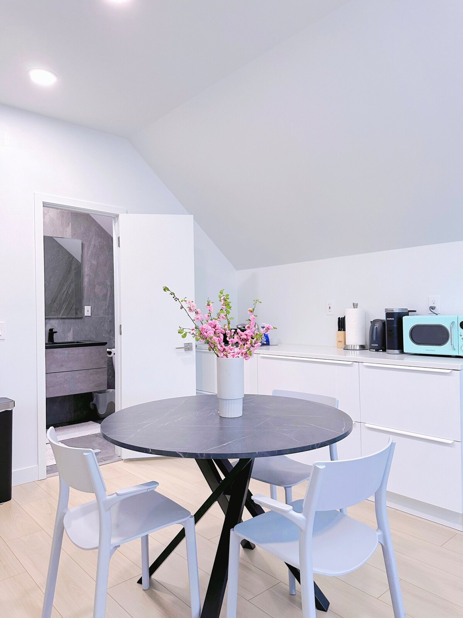 Building Photo - 854 W 13th Ave