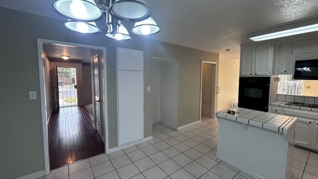 Building Photo - 1505 Bandera Ln