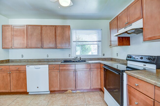 Building Photo - FOR RENT -  BRICK RANCH
