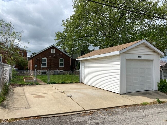 Building Photo - Beautiful Renovated Home with Garage!