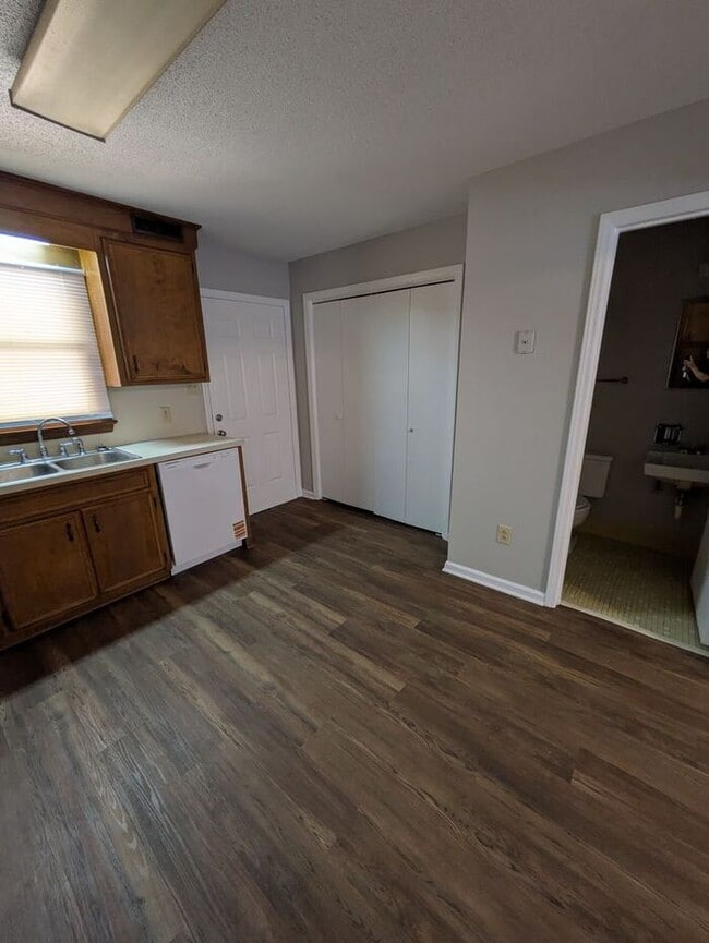 Building Photo - 2BD/1.5BA Unit in Hickory
