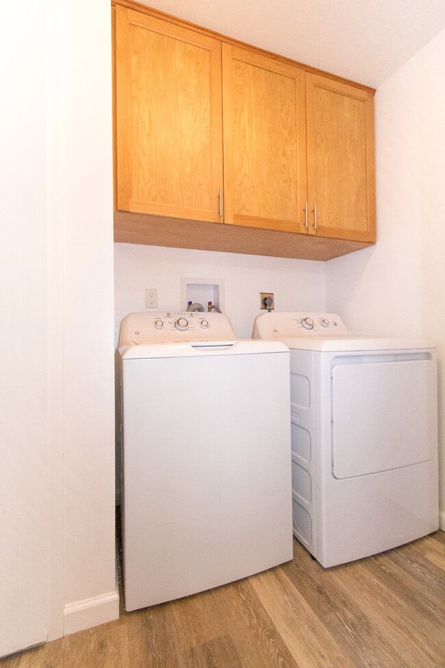 Building Photo - Elegantly Upgraded 2 Bed/1 Bath Condo in U...
