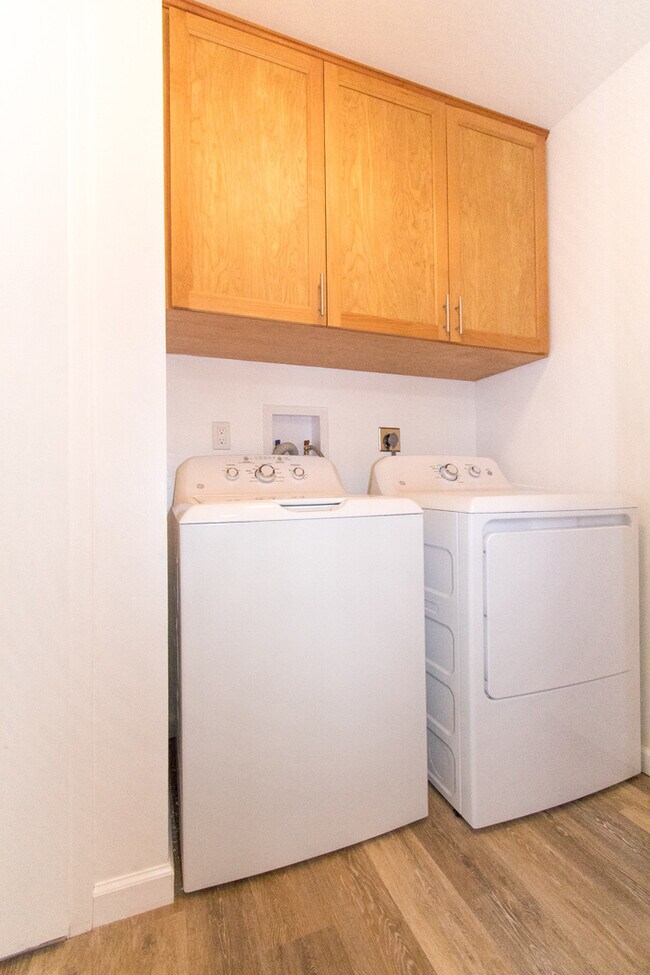 Building Photo - Elegantly Upgraded 2 Bed/1 Bath Condo in UTC with Private Patio/Washer & Dryer!