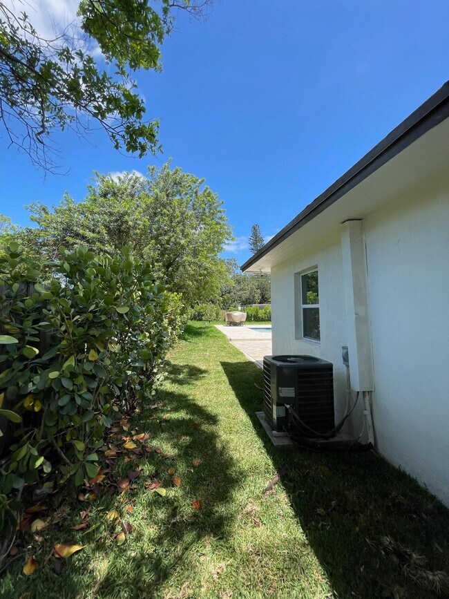 Building Photo - 1564 SW 28th Terrace