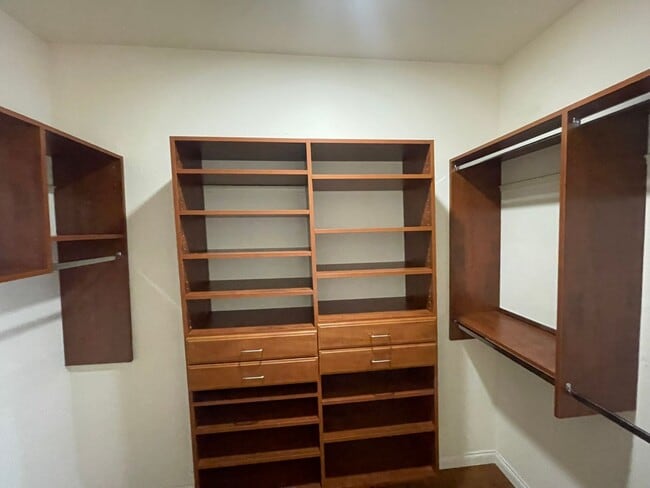 Building Photo - Spacious 3-bedroom, 3-bath townhome in the...