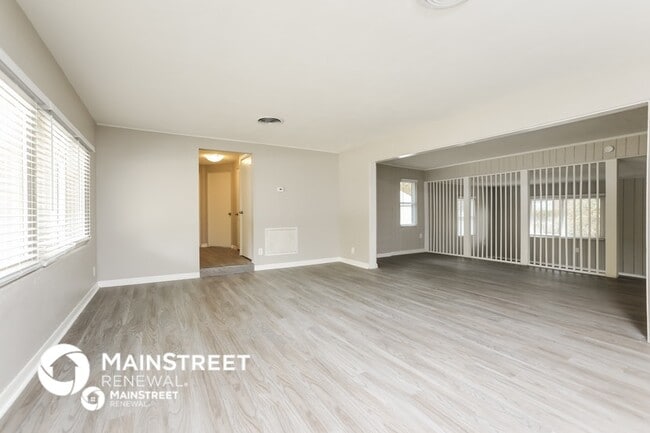 Building Photo - 2120 Rogers Ave