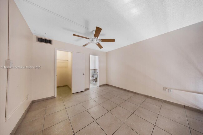Building Photo - 449 Swallow Dr