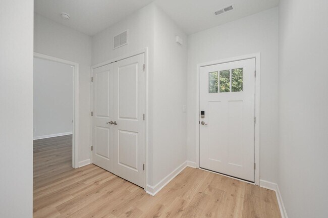 Building Photo - 605 Queens Rd
