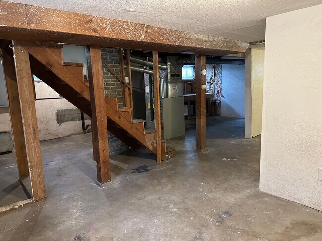 Building Photo - 3 Bed 1 Bath Shadle Park Home - Large Garage