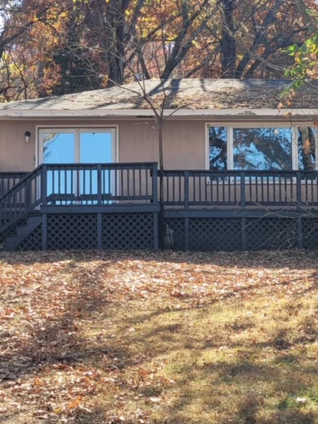 Building Photo - 3 Bedroom 1 Bath newly remolded available NOW