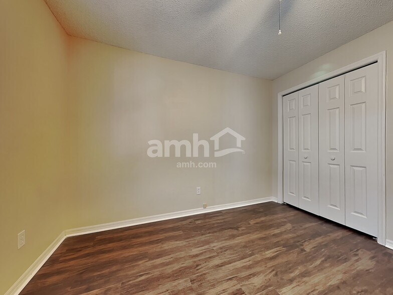 Building Photo - 17758 Oak Bridge St