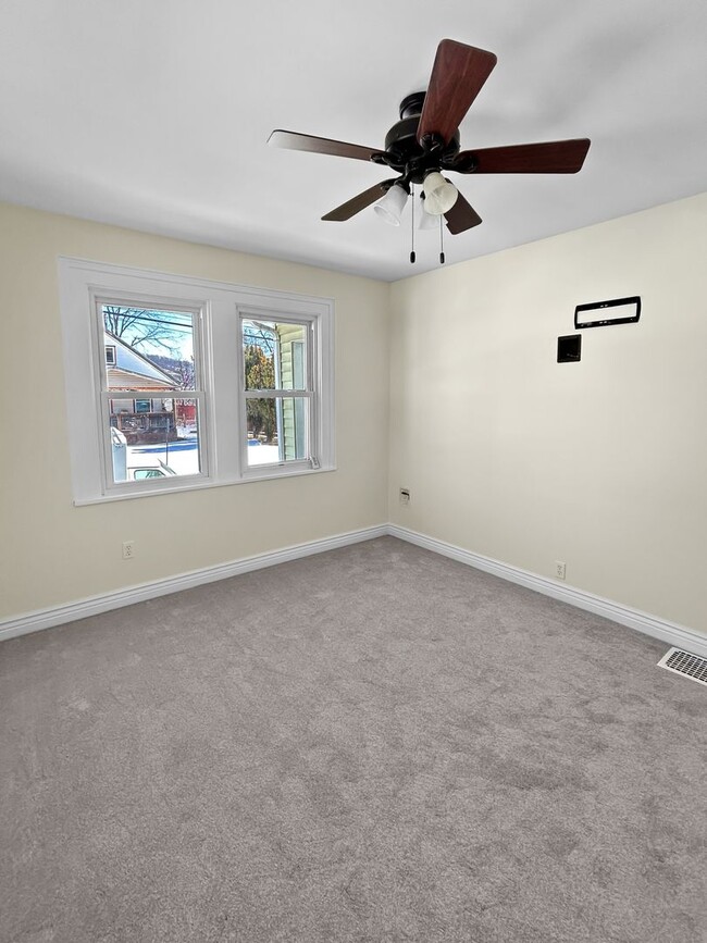 Building Photo - Welcome to this charming 2-bedroom, 1-bathroom home located in the heart of Crescent Township, PA