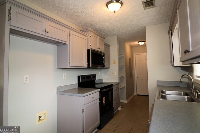 Building Photo - 18 Southwind Dr