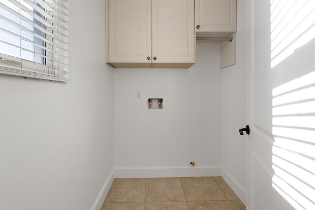 Building Photo - 3-bedroom 3.5 Coronado Village home near schools