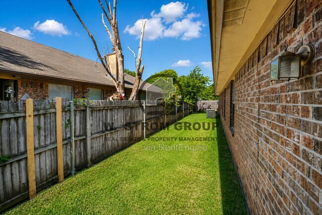 Building Photo - 316 Crowe Dr