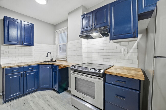 Building Photo - 243 W 32nd St