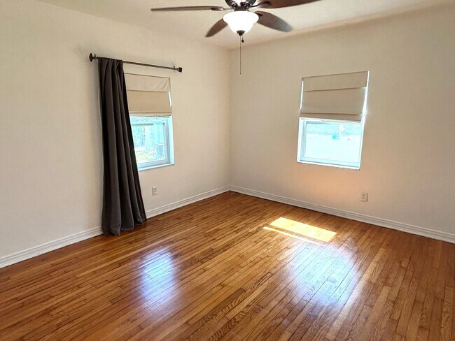 Building Photo - 3 bedroom 1 bath home with a large yard an...