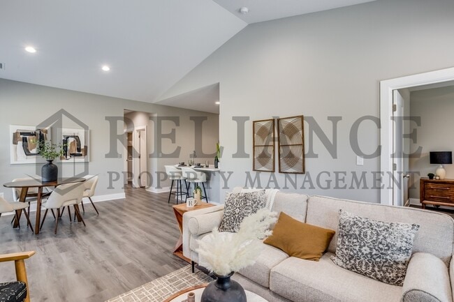 Building Photo - 4936 N Vassar Ave