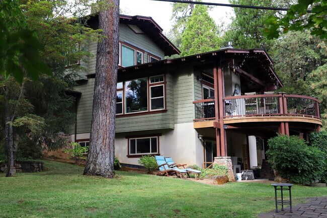 Building Photo - Don't miss this amazing opportunity to rent a higher end home nestled in the trees in the coveted...