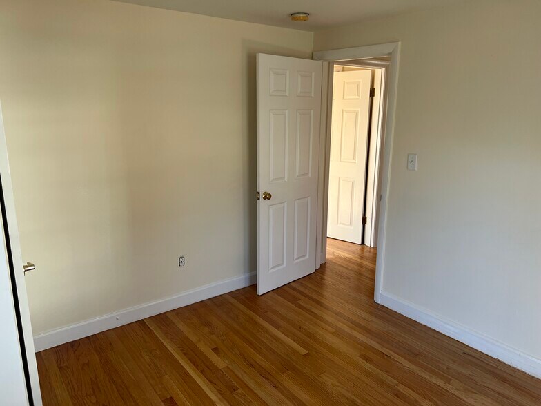 Building Photo - 10 Pine St