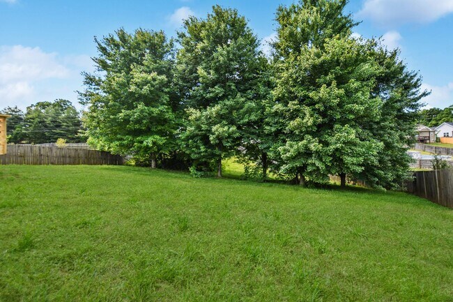 Building Photo - Pet Friendly Three Bedroom!