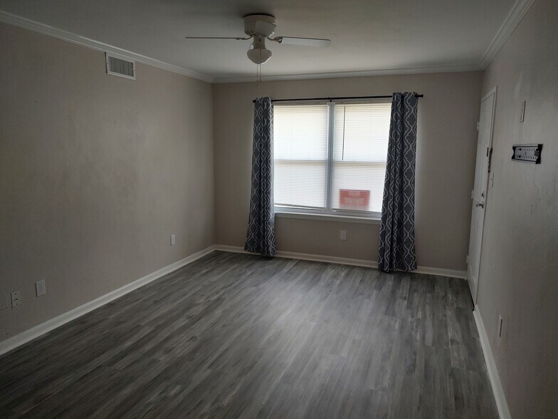 Building Photo - 807 Spencer Ct