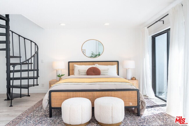 Building Photo - 839 Larrabee St