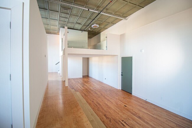 Building Photo - Spacious Loft