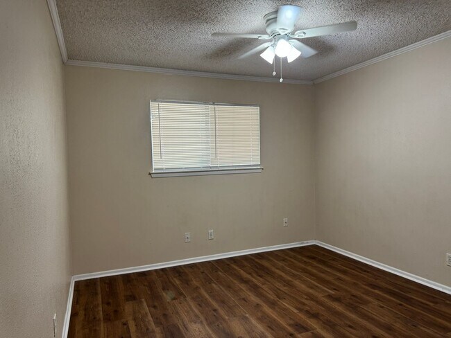 Building Photo - 6919 Moon Lake Dr