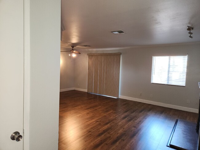 Building Photo - Second floor condo overlooking pool.