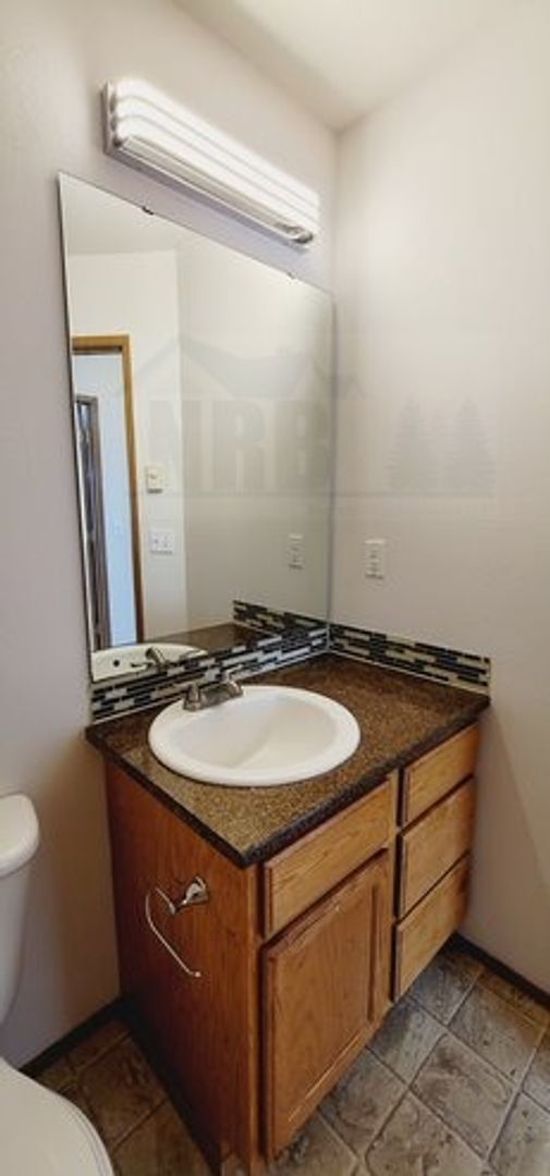 Building Photo - Newly Updated Townhouse in Tacoma! $500.00...