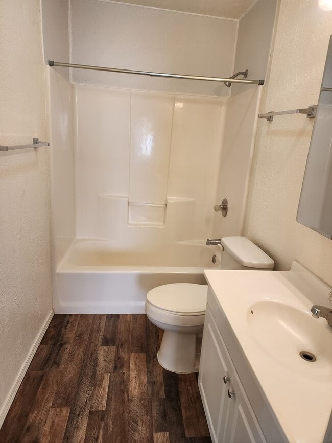 Building Photo - 2 bedroom / 1 bath, W/D connections