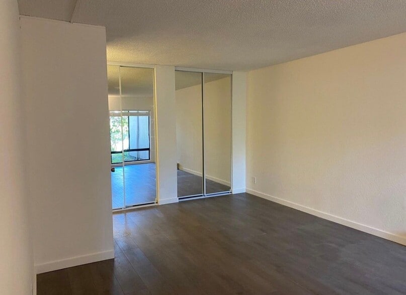 Building Photo - 2101 Shore Line Dr