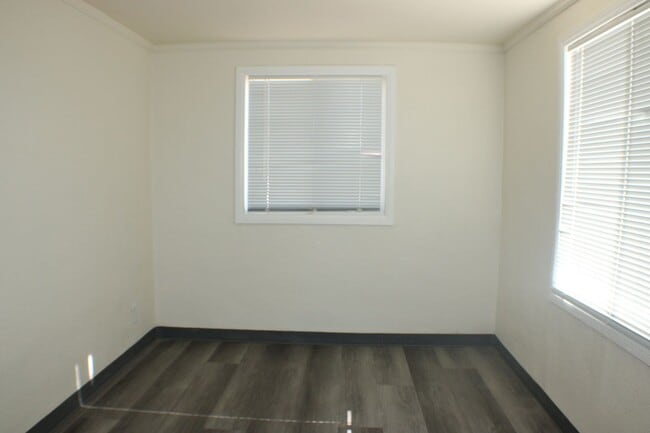 Building Photo - Charming 2-Bed, 1-Bath Home with Inviting Back Porch