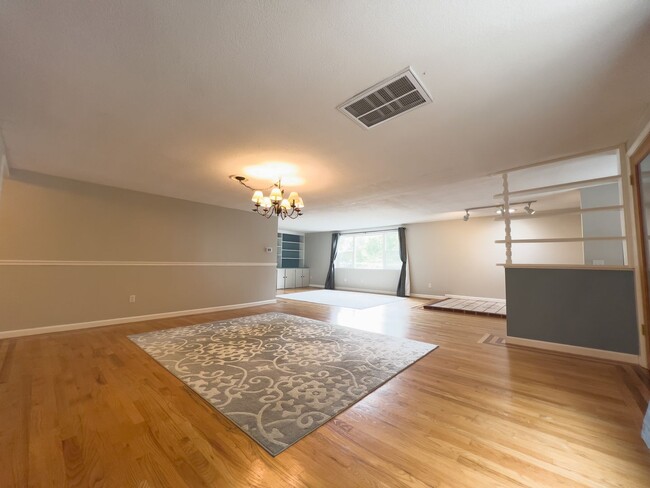 Building Photo - Country living 5 bed w/RV parking and 3 car garage!