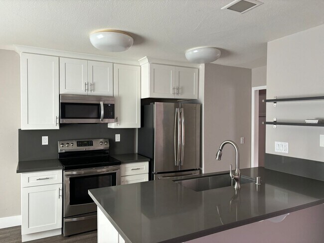 Building Photo - Rare 3 bedroom, 2 bathroom unit in the desirable Lincoln Village West neighborhood! Nearly 1350 s...