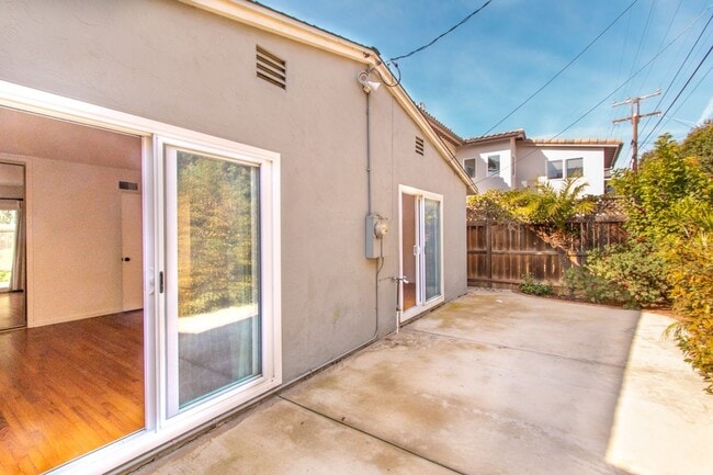Building Photo - Charming 3 Bed/2 Bath Home in Bird Rock/ La Jolla- 1 Block from the Ocean!