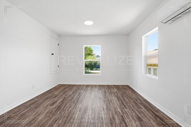 Building Photo - 377 Tuttle Ave