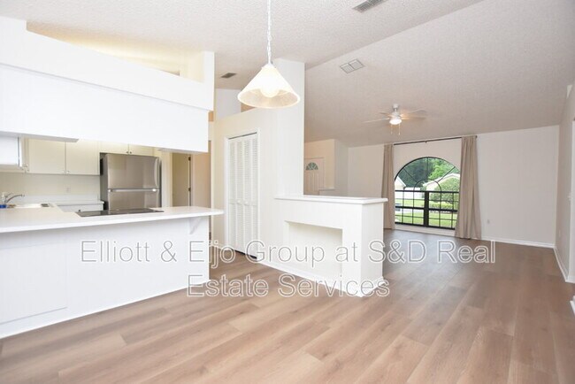 Building Photo - 2220 Maple Hill Ct