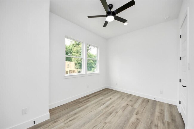 Building Photo - 8311 Venus St
