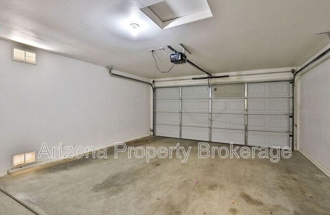 Building Photo - 1025 E Palomino Way