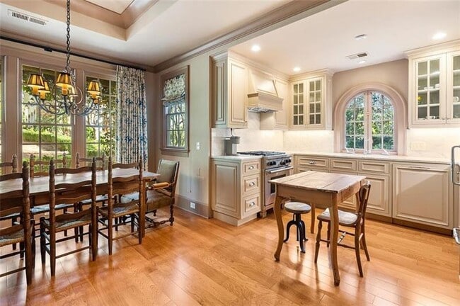 Building Photo - 5000 Long Island Dr