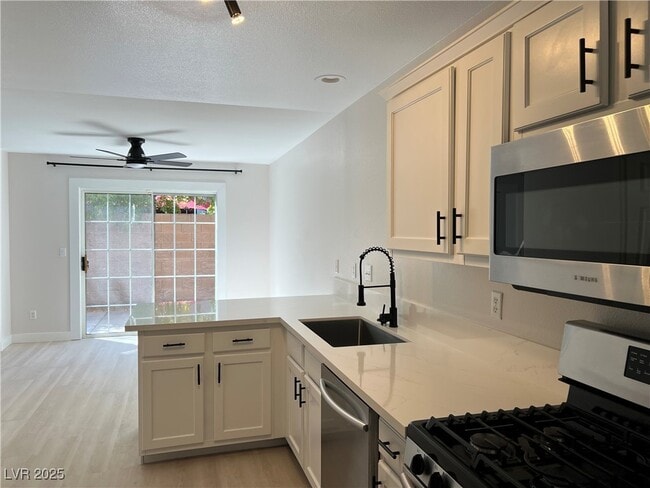 Building Photo - 10133 Quaint Tree St
