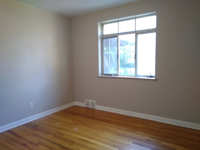 Building Photo - Park Hill 2 Bedroom 1 Bath Central Air! At...