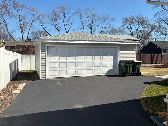 Building Photo - 935 Elmwood Ln