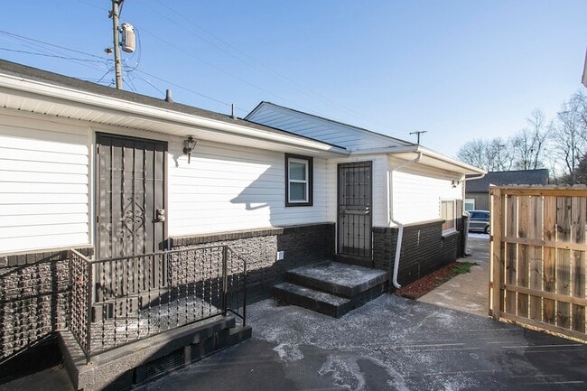 Building Photo - 1111 Westchester Dr