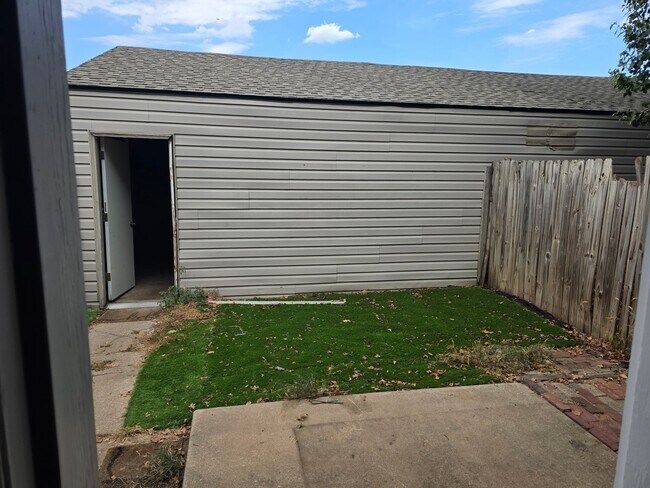 Building Photo - 1325 Eastgate Dr
