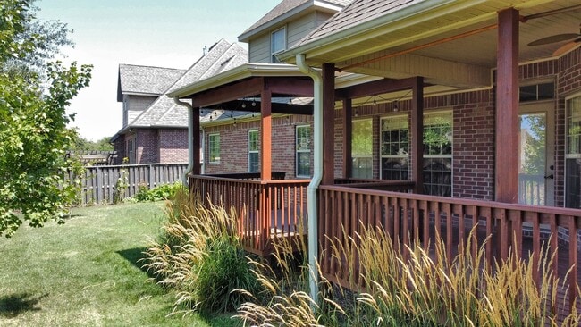 Building Photo - 1501 NE Greenbrier Ct