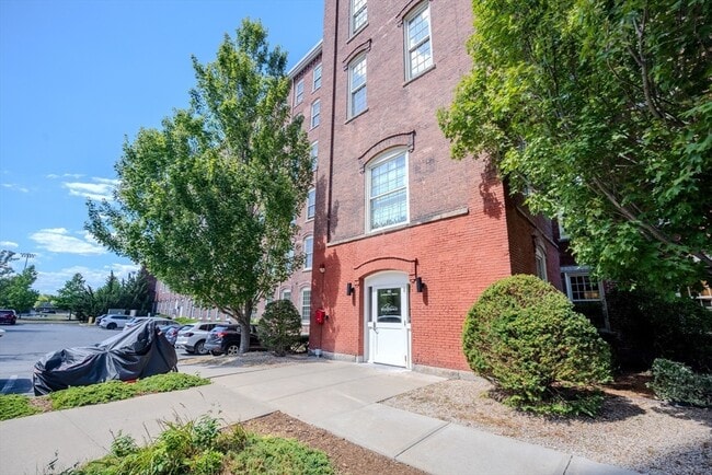 Building Photo - 52 Lawrence Dr